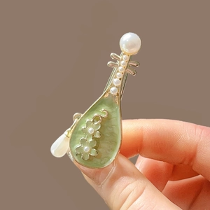 Pince à cheveux pipa verte classique avec émail et glands en perles sur cadre doré
