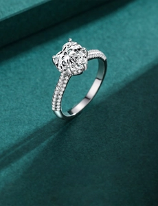 Dettaglio anello in argento S925 con zircone a cuore e pavé di cristalli brillanti