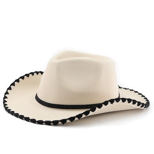 Klassischer cremefarbener Western-Cowboyhut mit schwarzer Wellenkante und Filzoptik