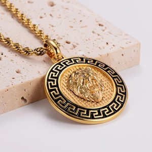 Κολιέ από ανοξείδωτο ατσάλι 18K με μενταγιόν κεφάλι λιονταριού και ελληνικό μοτίβο