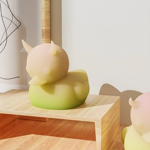 Macro-opname van een 3D-gradiënt eend met hoorns in roze geel en groen decor