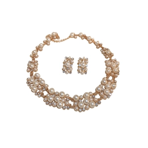 Parure collier perles dorées et boucles d'oreilles rectangulaires avec strass brillants