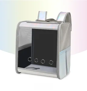 Détail des fenêtres en filet et du tissu iridescent sur le sac à dos pour chat