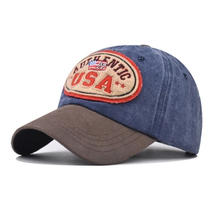 Détail de la broderie USA et texture du tissu mixte sur une casquette vintage