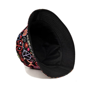 Chapeau bob réversible avec symboles de paix et motifs floraux en style chapeau noir