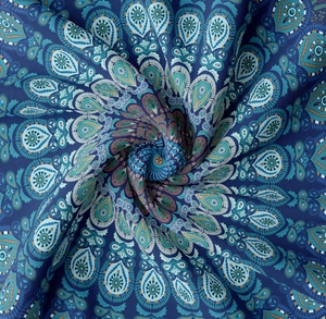 Gros plan sur le tissu de mandala avec des motifs paisley bleus et des textures fines