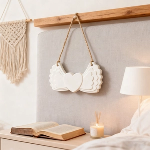 Weißes Herz-Flügel-Deko-Element mit Hanfseil in einer gemütlichen Schlafzimmer-Deko