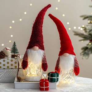 2er-Set Weihnachts-Wichtel mit warmen LED-Glaskörpern und roten Strickmützen