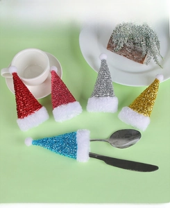 Dettaglio di mini cappelli natalizi di paillettes porta posate per decoro tavola festa