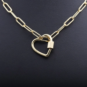 Collier à maillons dorés avec pendentif en forme de fermoir à vis en cœur poli