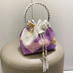Borsa a secchiello con strass scintillanti, manico ad anello e nappe pendenti