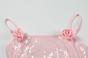Detail von rosa Pailletten-Netzstoff mit exquisiter Stoffrose am Schulterträger