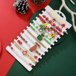 Dettaglio del set di braccialetti natalizi con perle, fiocchi di neve e ciondoli festivi