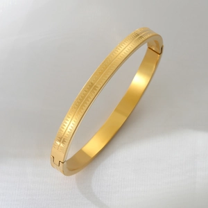 Goldenes Armband aus Titanstahl mit Sägezahnmuster und sicherem Verschluss
