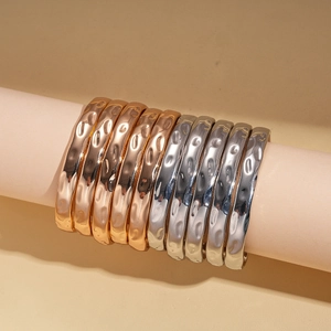 Ensemble de 5 bracelets ouverts géométriques en métal martelé coloris or et argent