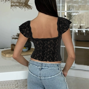Eng anliegendes schwarzes Spitzen-Crop-Top für Damen mit floralem Netzdesign hinten