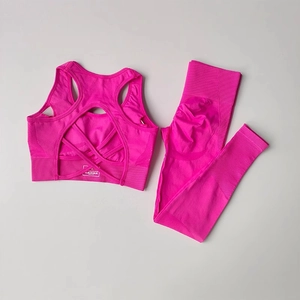 Ensemble de yoga rose vif sans couture avec détails côtelés et soutien-gorge dos croisé
