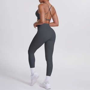 Détail de la brassière croisée et du legging en tissu gris foncé hautement élastique