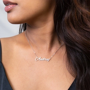 Détail macro du collier personnalisé Audrey en acier inoxydable argenté poli