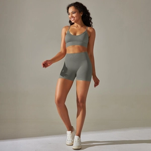 Detail von salbeigrünem, nahtlosem Yoga-Set mit High-Waist-Shorts und Sport-BH mit V-Ausschnitt