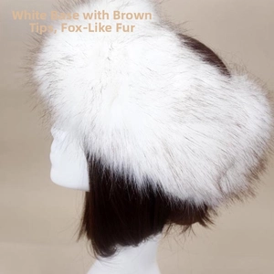 Détail du chapeau en fausse fourrure blanche à pointes brunes sur tête de mannequin