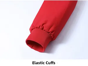 Detailweergave van de elastische geribbelde manchetten op een rode zakelijke jas voor heren
