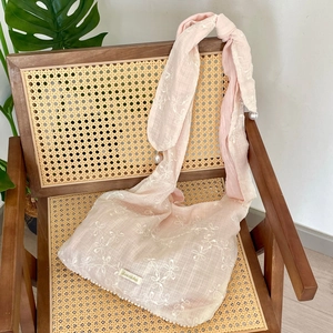 Detail der rosa bestickten Chiffontasche mit Blumenmotiven und elegantem Perlenbesatz