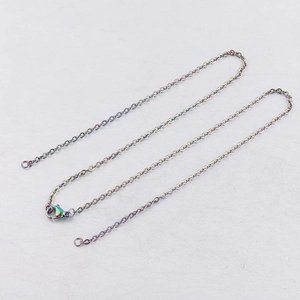 Makro-Detail einer regenbogenfarbenen Edelstahl-Halskette mit sicherem Karabiner