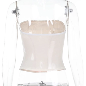 Rückansicht eines beigen trägerlosen Crop-Tops aus elastischem Stoff auf einer Mannequin