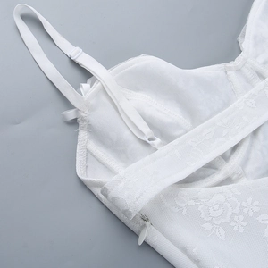 Détail des bretelles réglables et du tissu en dentelle blanche de qualité supérieure