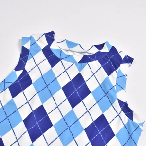 Gros plan détaillé du motif à losanges bleu et blanc sur une robe tricotée sans manches