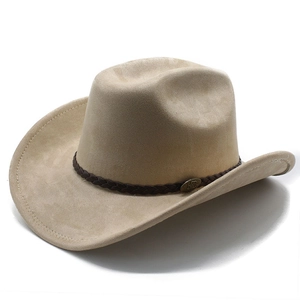 Detail eines beige Wildleder-Cowboyhuts mit braunem Flechtband und Metallschnalle