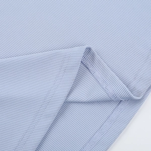 Detailansicht aus hellblauem Strick Rippenstoff mit hochwertigen Nähten und Textur