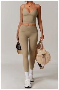Détail du pantalon de yoga taille haute et du soutien-gorge de sport col V vert olive