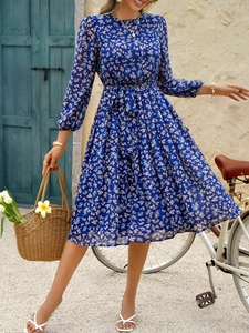 Robe mi-longue fleurie bleue avec taille nouée et manches 3/4 en mousseline légère