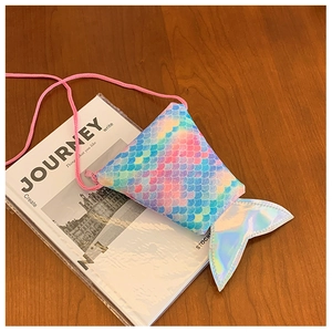 Détail du sac bandoulière enfant sirène avec texture écailles de poisson laser brillant