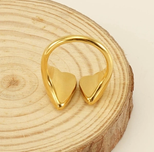 Dettaglio dell'anello a cuore regolabile in acciaio dorato su base di legno