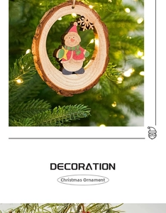 Nahaufnahme eines hölzernen Schneemann-Anhängers an einem beleuchteten Weihnachtsbaum