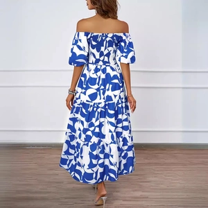 Robe longue fleurie à épaules dénudées avec jupe à volants et dos froncé élastique