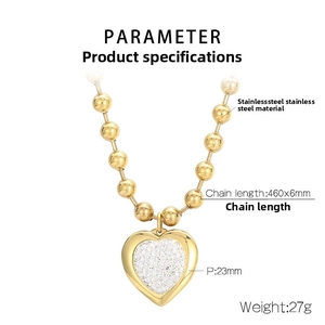 Vue détaillée du collier pendentif cœur avec chaîne à billes et spécifications en acier