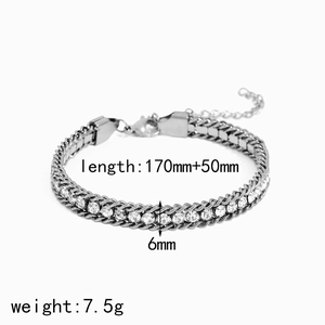 Détail montrant la largeur de 6mm et la longueur de 170mm+50mm du bracelet en zircon