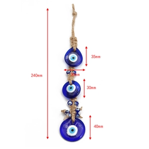 Dettaglio del ciondolo Evil Eye con perline di vetro e corda, mostra la lunghezza di 240mm