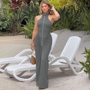 Primer plano de vestido midi gris oscuro sin mangas con detalles fruncidos y botones