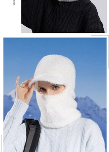 Détail d'une cagoule blanche en peluche avec protège-cou et visière pour l'hiver
