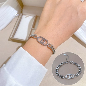 Bracelet chaîne minimaliste en acier titane argenté avec breloque lettre D au poignet