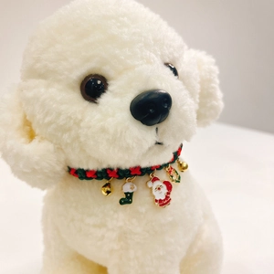 Detail eines Weihnachts-Haustierhalsbands mit Weihnachtsmann und Glocke am Plüschhund