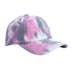 Dettaglio cappellino tie-dye con tessuto consumato e motivo marmorizzato rosa e grigio