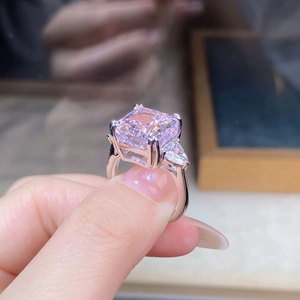 Détail macro d'une bague diamant rose carré de 5 carats avec pierres latérales poire