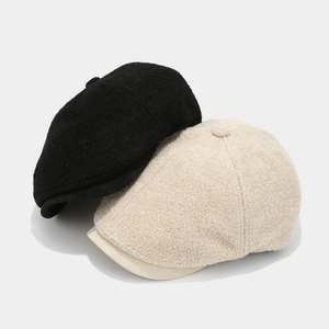 Klassische Schiebermützen in Schwarz und Beige aus dickem Wollstoff für Damen und Herren