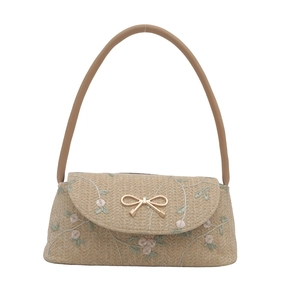Petit sac en paille avec broderie florale rose et boucle en métal nœud doré
